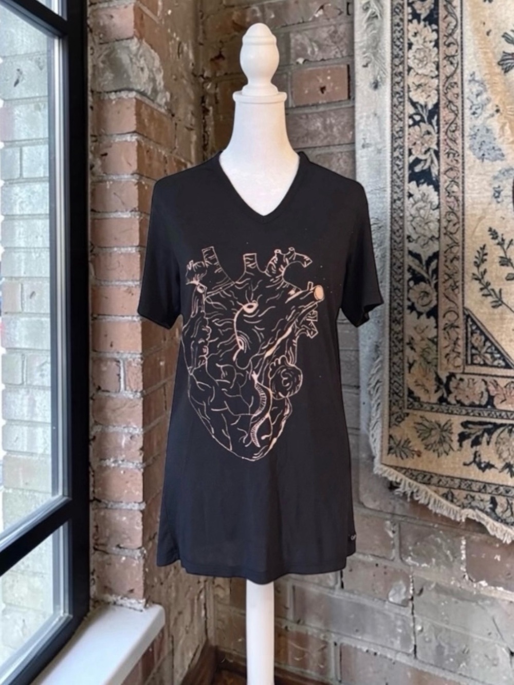 Hand Painted Bleach Art Anatomical Heart Short Sleeve Shirt Black Sz M V-Neck